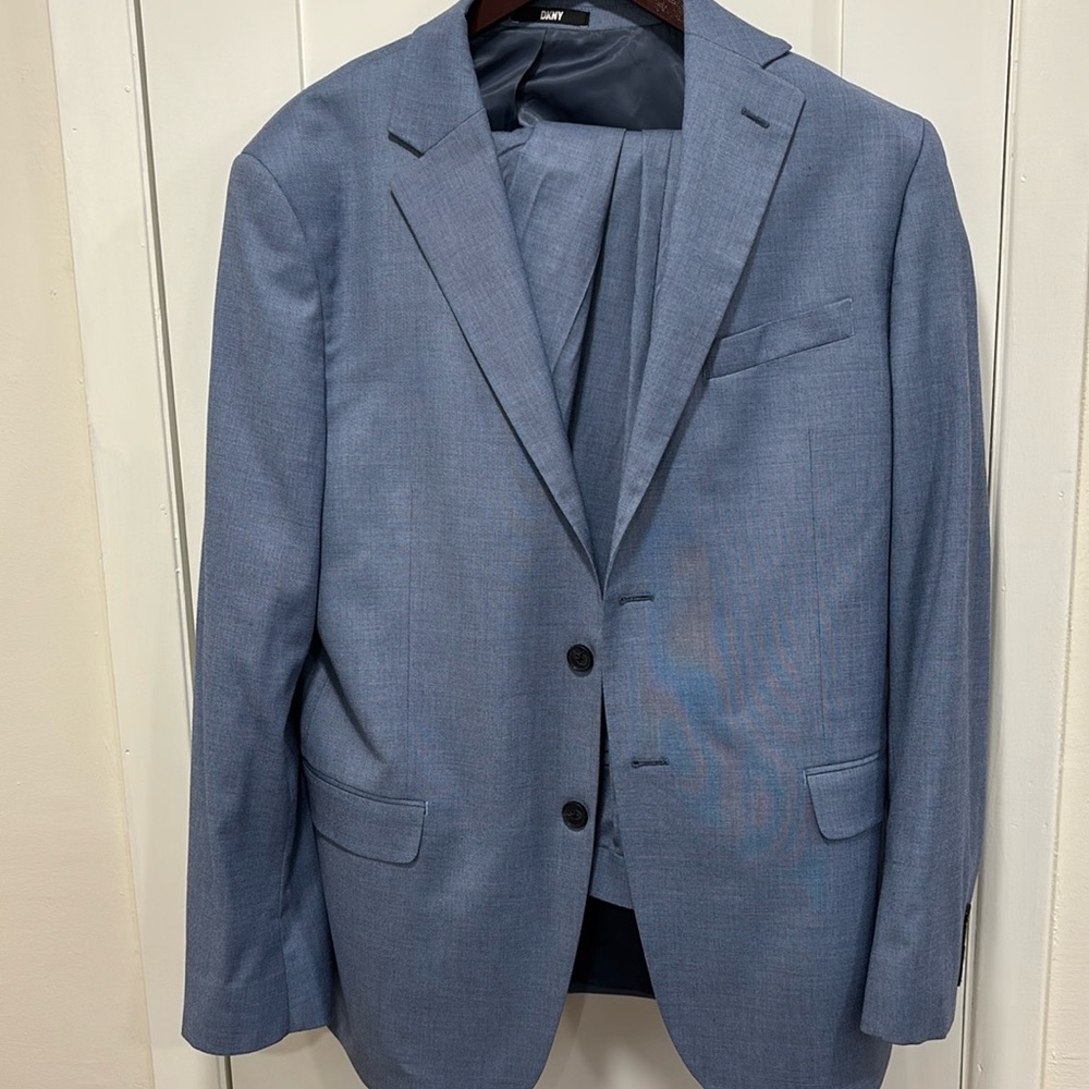 DKNY LIGHT BLUE SUIT 42R, 36x30